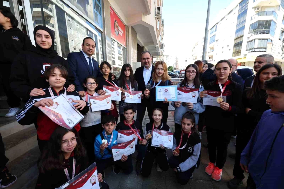 Mehmet Kasapoğlu İzmir\'de Gençlik ve Spor projelerini anlattı