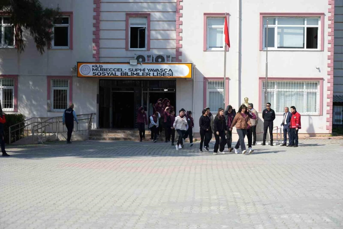 Kilis\'te Mübeccel-Suphi Yavaşça Sosyal Bilimler Lisesi\'nde deprem tatbikatı yapıldı