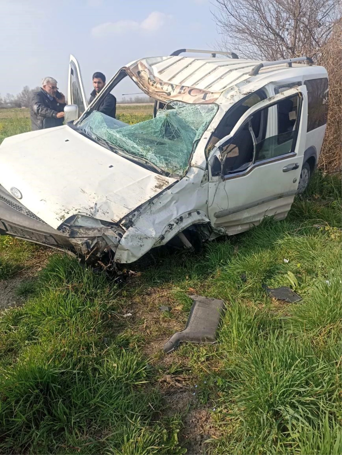 Akyazı\'da Hafif Ticari Araç Devrildi: Sürücü Yaralandı