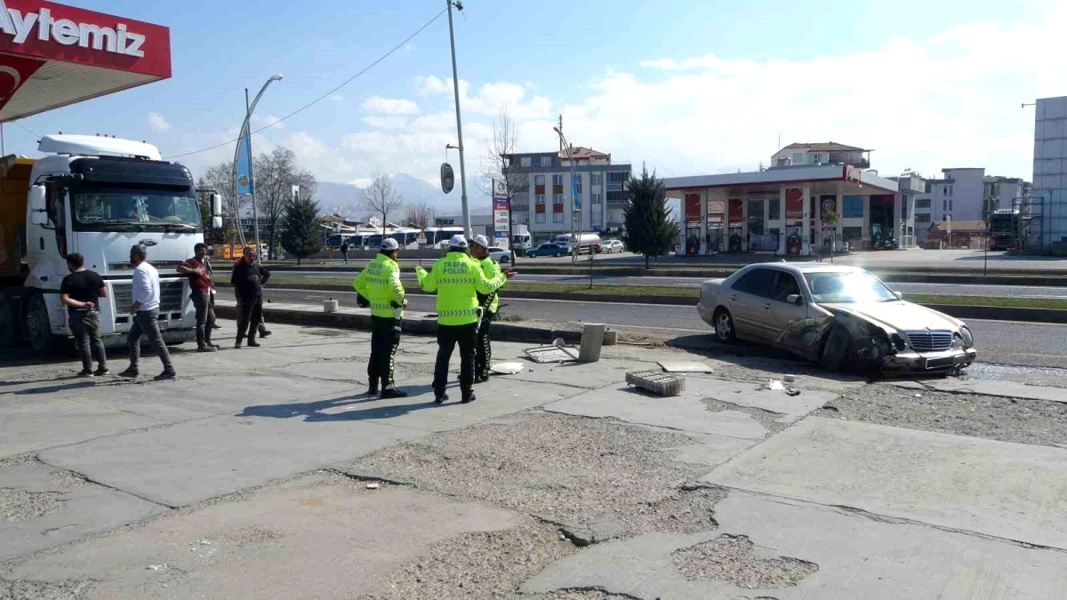 Malatya\'da Kontrolden Çıkan Otomobil Akaryakıt İstasyonuna Daldı, 1 Kişi Yaralandı