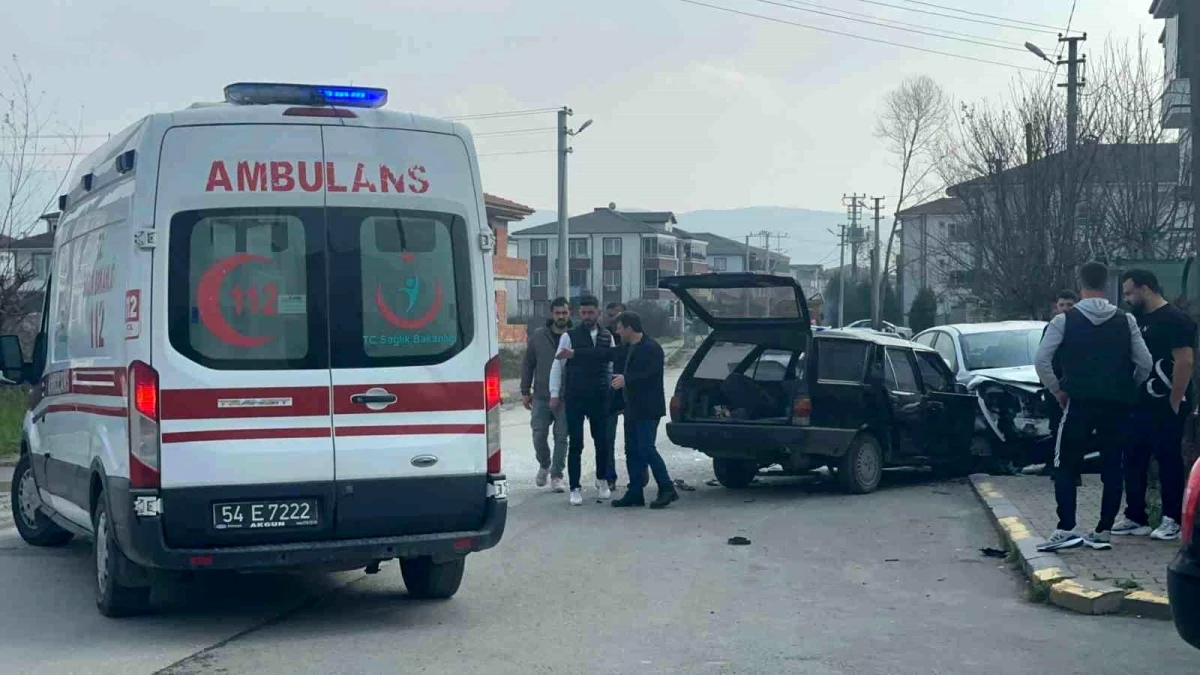 Akyazı\'da Kontrolden Çıkan Otomobil Park Halindeki Araça Çarptı: 1 Yaralı