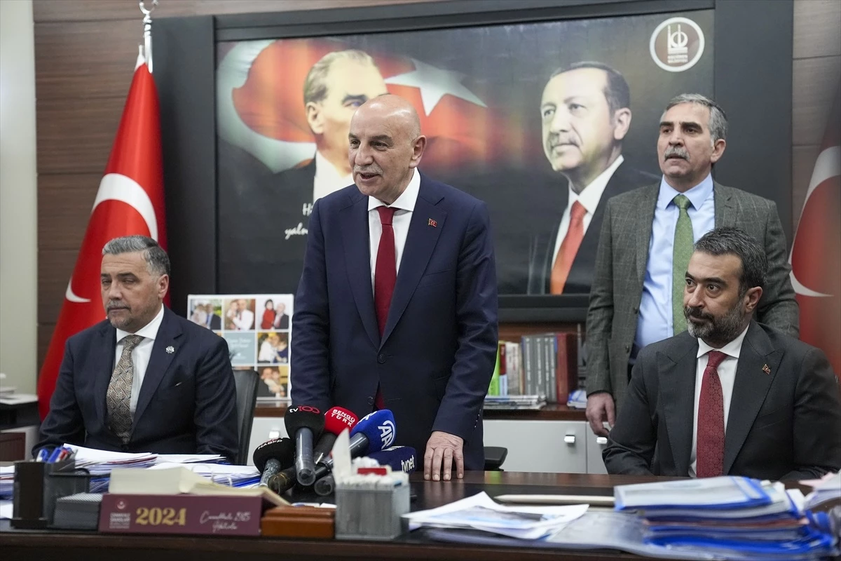 MHP Genel Başkanı Devlet Bahçeli, Turgut Altınok\'la Keçiören\'de halkı selamladı