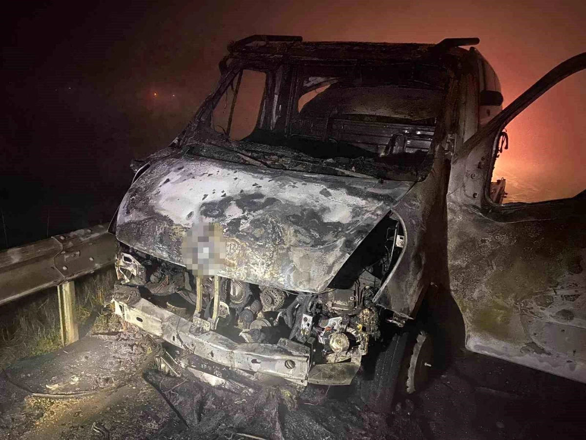 Destici\'nin kaza yapan makam aracını taşıyan çekici alev alev yandı