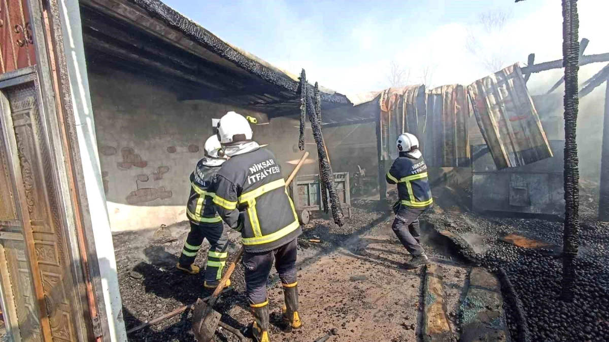 Tokat\'ın Niksar ilçesinde bir köyde garaj yangını çıktı