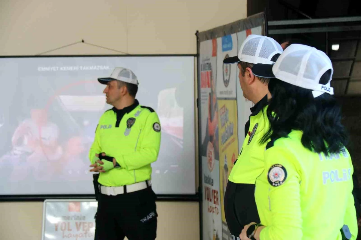 Mardin\'de Otobüs Şoförleri ve Yolcularına Emniyet Kemeri Bilgilendirmesi