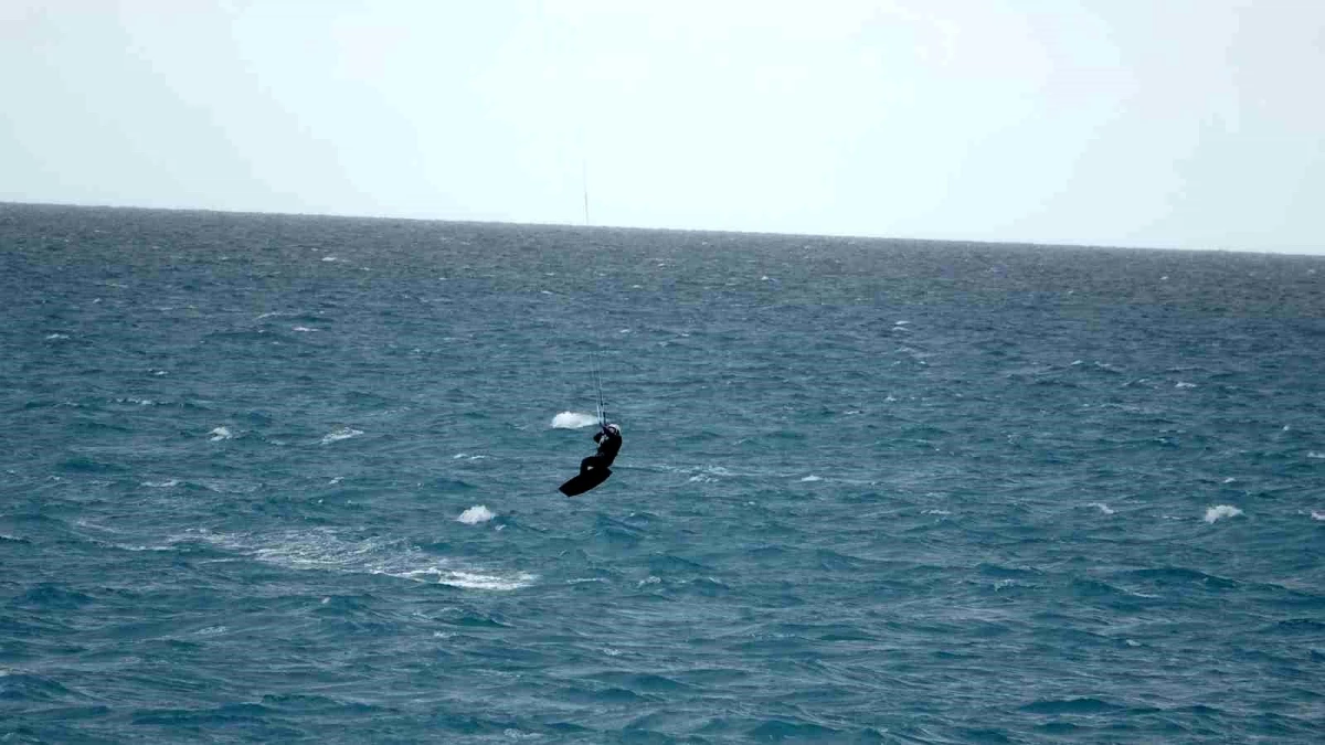Antalya\'da Şiddetli Rüzgarı Fırsat Bilen Sörfçü Sahilde Keyif Yaptı