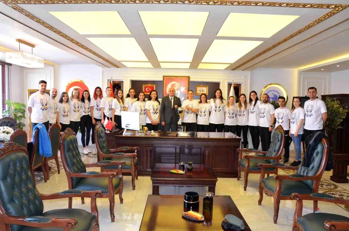 Bozüyük Belediyesi Voleybol Takımı Şampiyonluk Kupasını Başkana Getirdi
