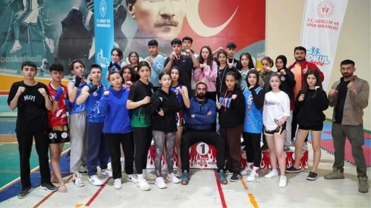 Manisa\'da Okul Sporları Müsabakalarında Altın Madalya Kazanan Öğrenci Sevinçle Karşılandı