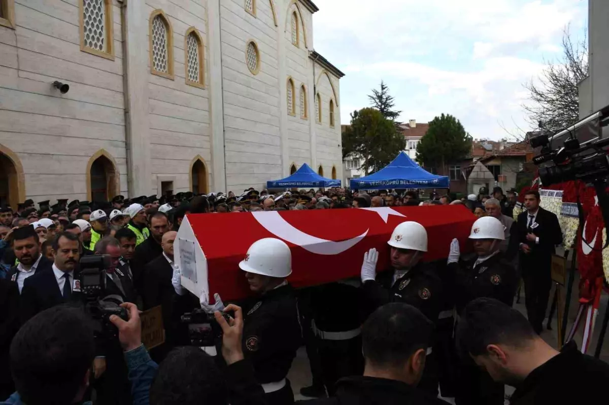 Samsun\'da alkollü sürücünün çarpması sonucu şehit olan polis memuru son yolculuğuna uğurlandı