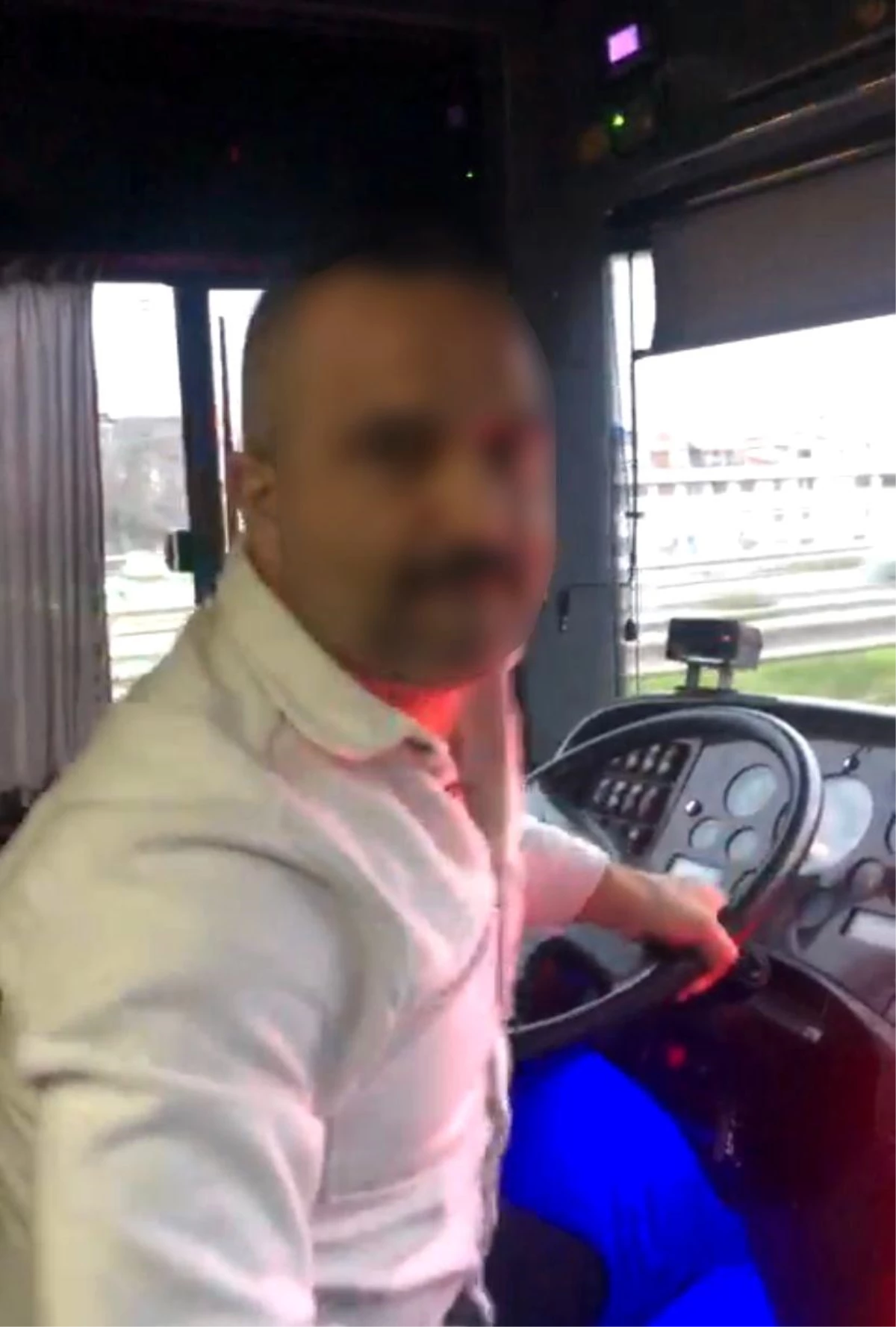 Sultanbeyli\'de otobüs şoförü ile kadın yolcu arasında kavga çıktı