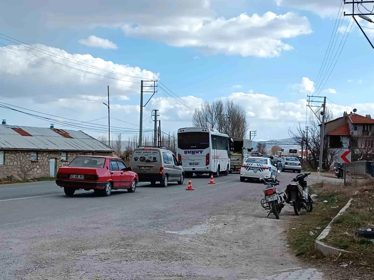 Afyonkarahisar\'da Tır ile Çarpışan Araç Sürücüsü Ağır Yaralandı