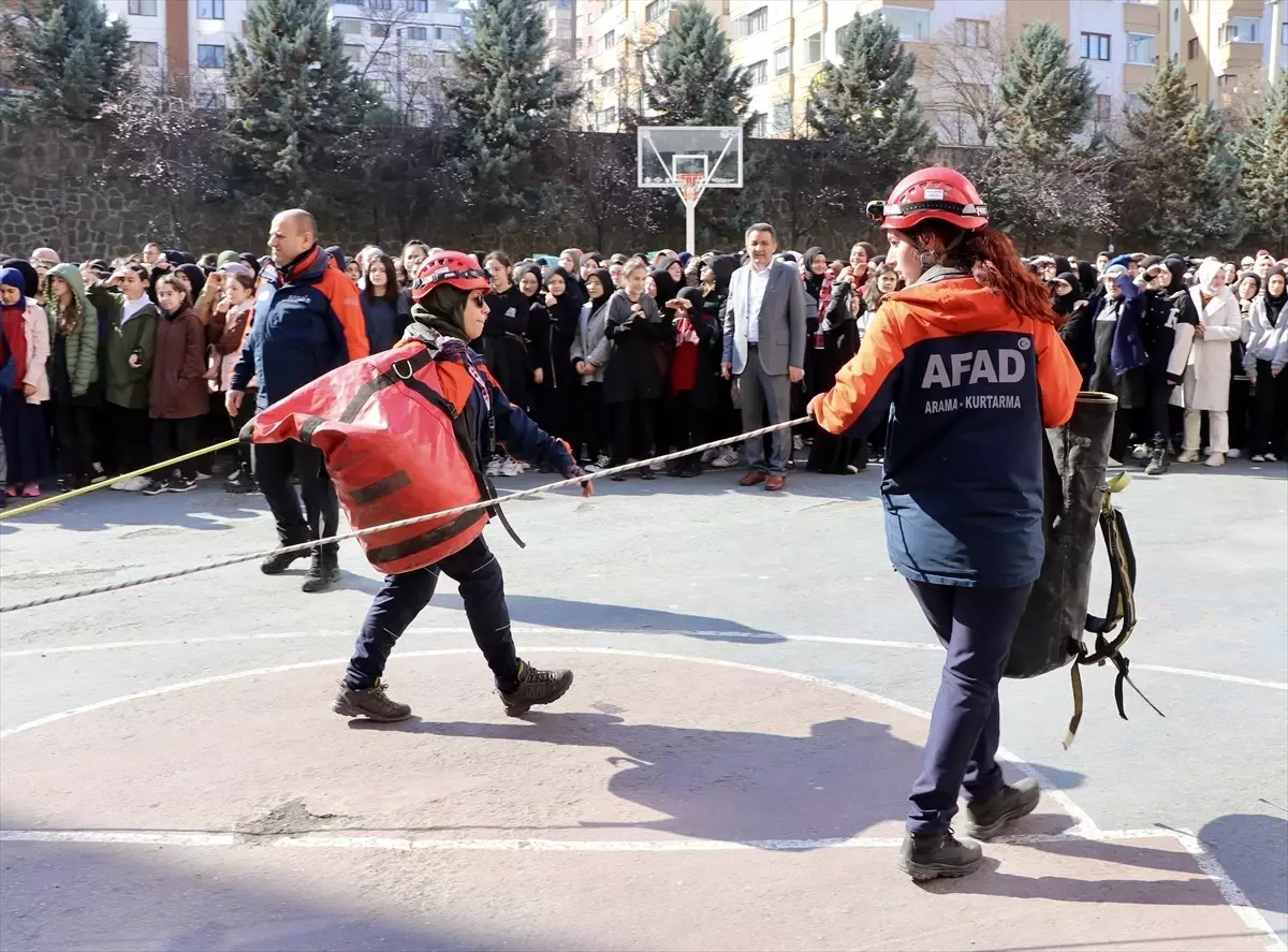 Trabzon\'da yapılan tatbikat ile öğrenciler depreme karşı bilinçlendirildi