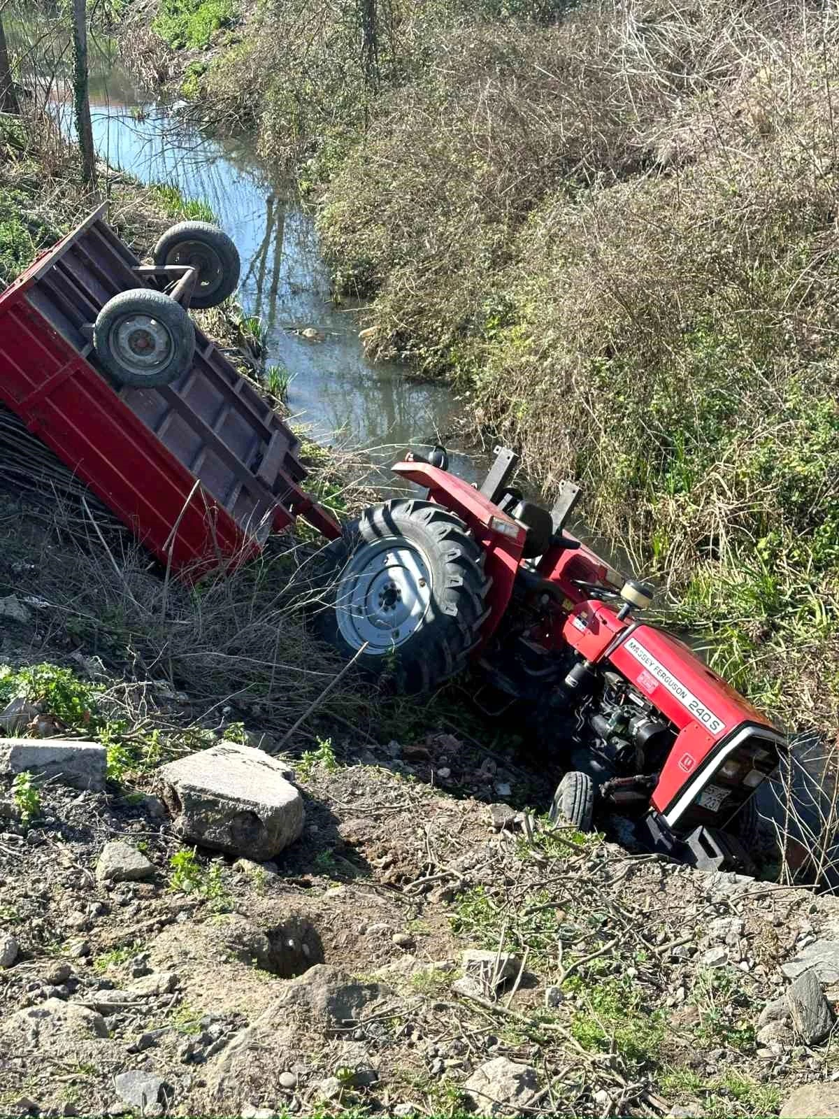 Samsun\'da traktörün dereye yuvarlandığı kazada sürücü yaralandı