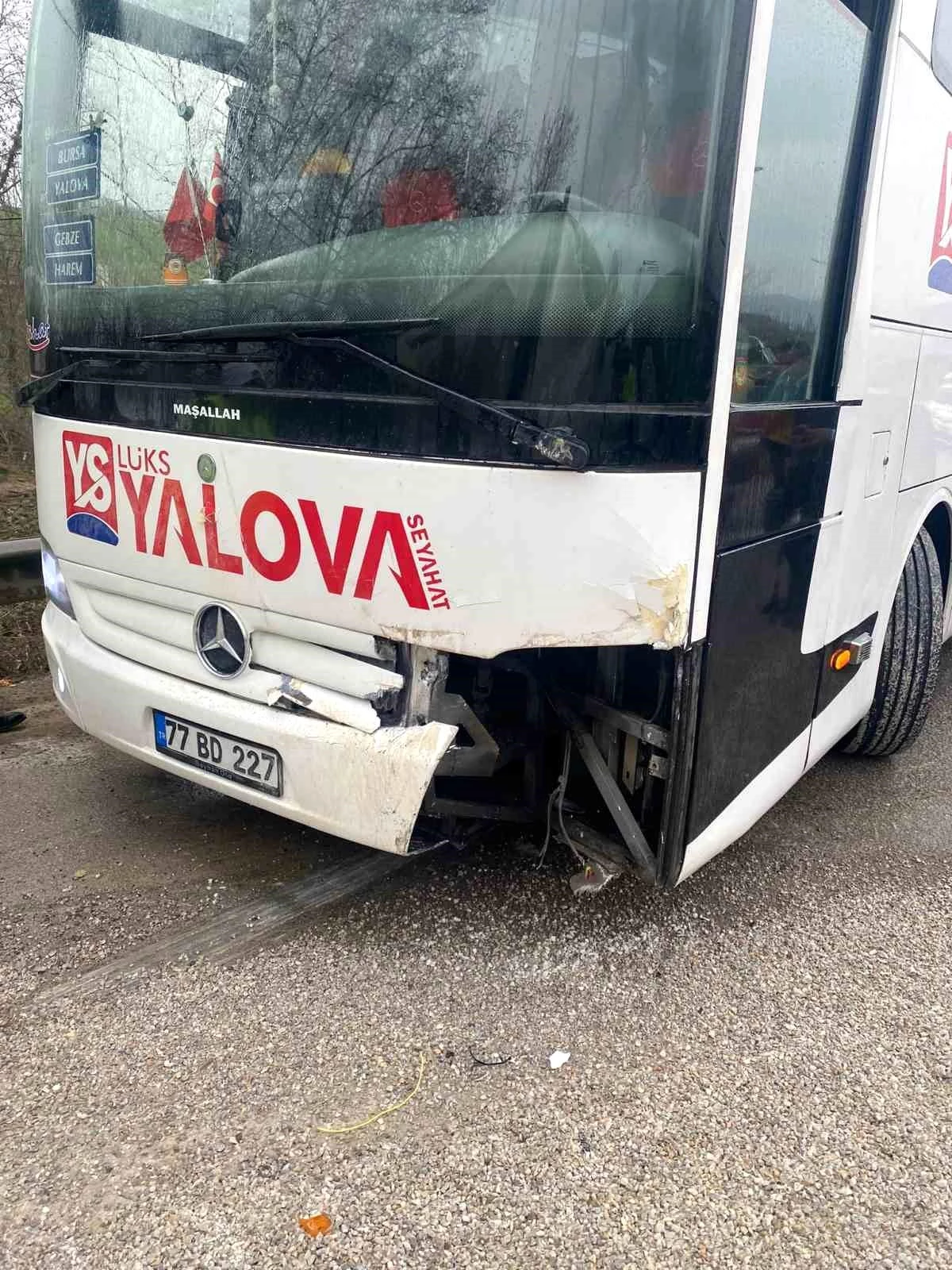 Yalova-Bursa karayolunda tır devrildi, otobüs çarptı