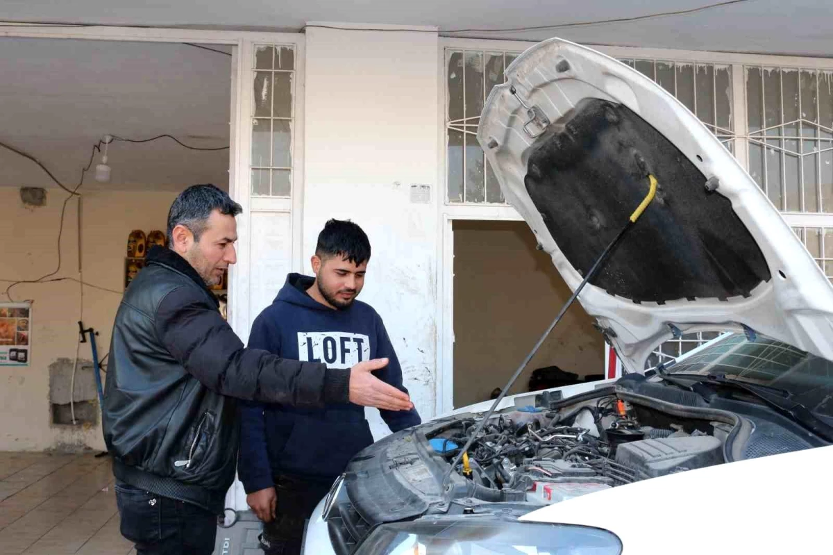 11 yaşında çıraklık yapmaya başlayan Şakir Gezici, 19 yaşında usta oldu