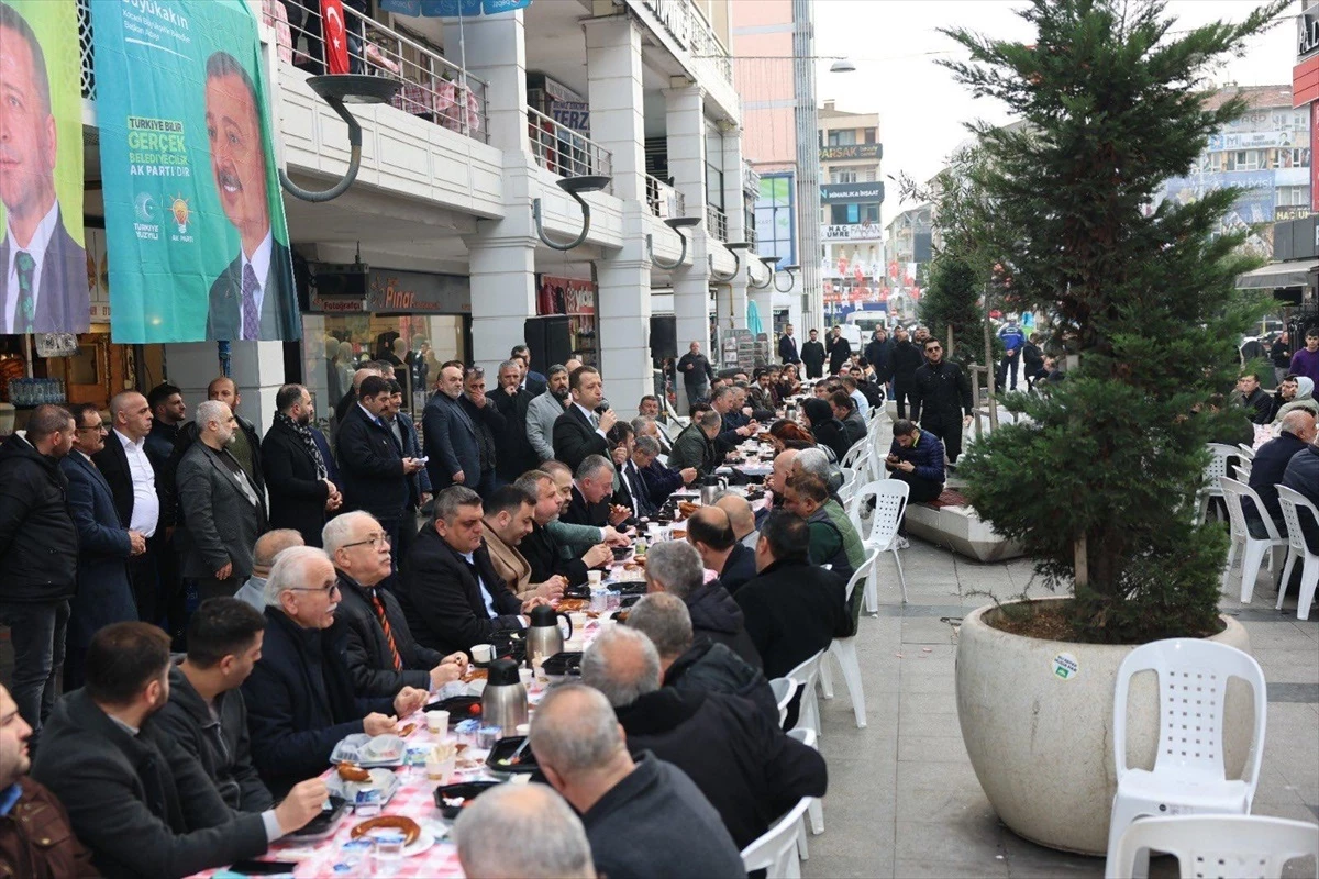 AK Parti İzmit Belediye Başkan Adayı Muharrem Tutuş, İzmit esnafıyla buluştu