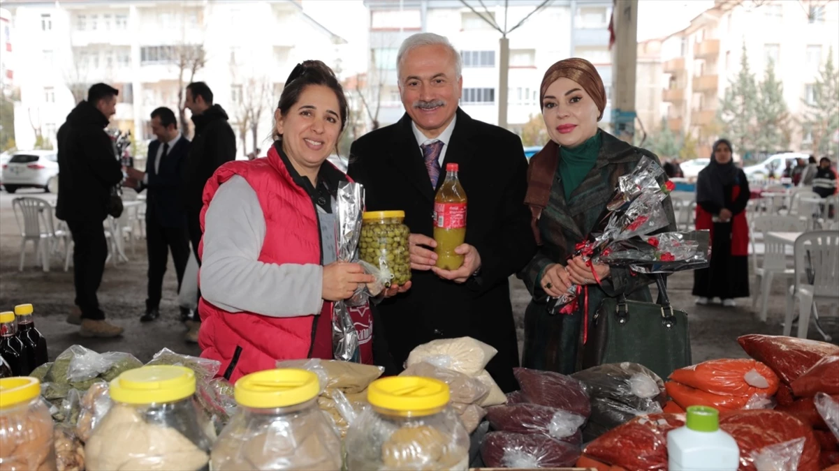 Aksaray Valisi Mehmet Ali Kumbuzoğlu, Kadınlar Günü\'nde pazarda yufka açtı