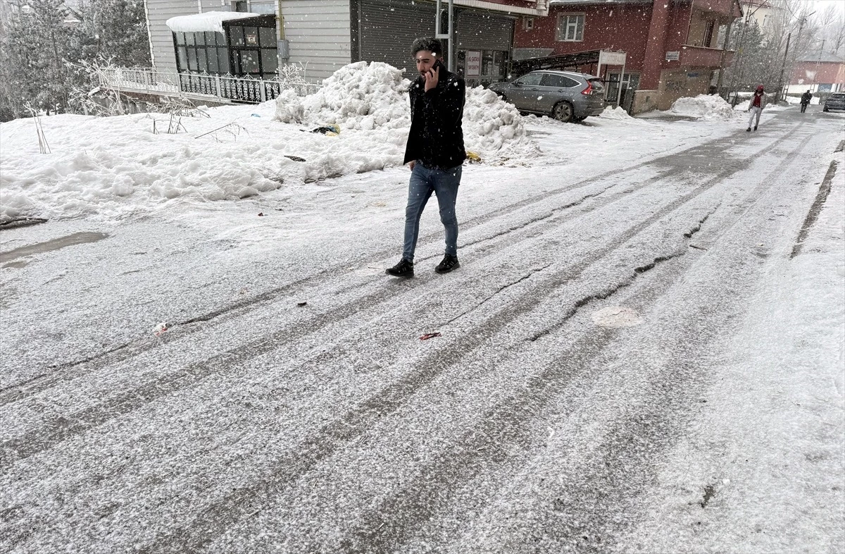 Ardahan, Tunceli ve Kars\'ta Kar Yağışı Etkili