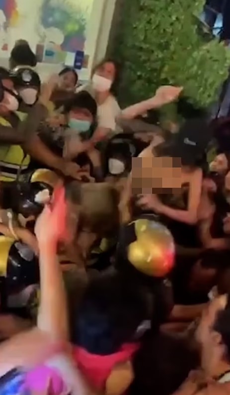 Bangkok'ta transseksüel kavgası: Yüzlerce trans birey, izinsiz çalışan translara saldırdı