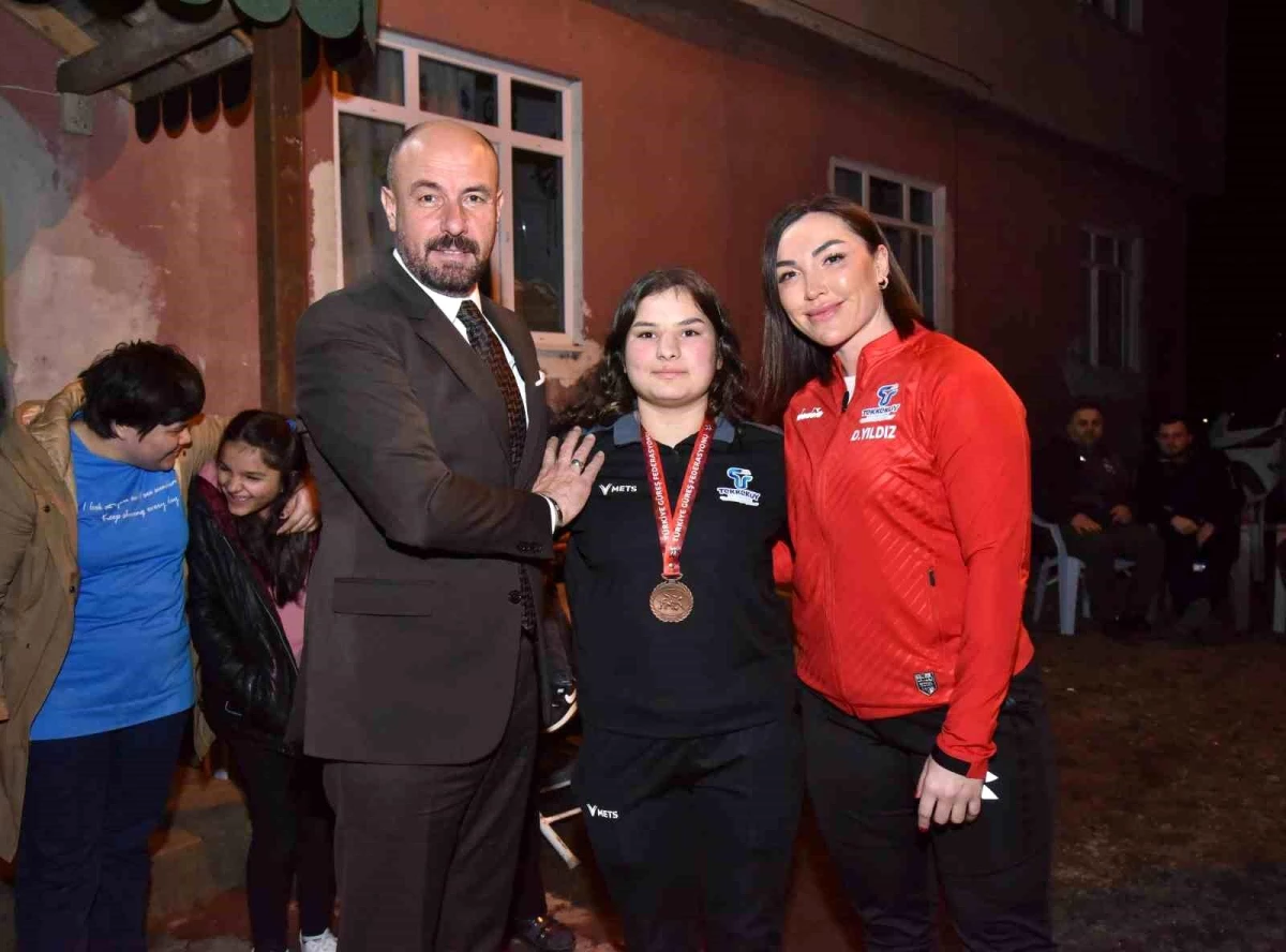 Tekkeköy Belediye Başkanı Hasan Togar, Türkiye üçüncülüğü kazanan belediye sporcusunu tebrik etti