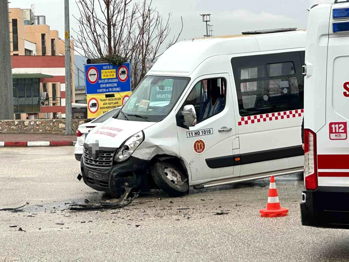 Bilecik\'te Minibüs ile Otomobil Çarpıştı: 4 Kişi Yaralandı
