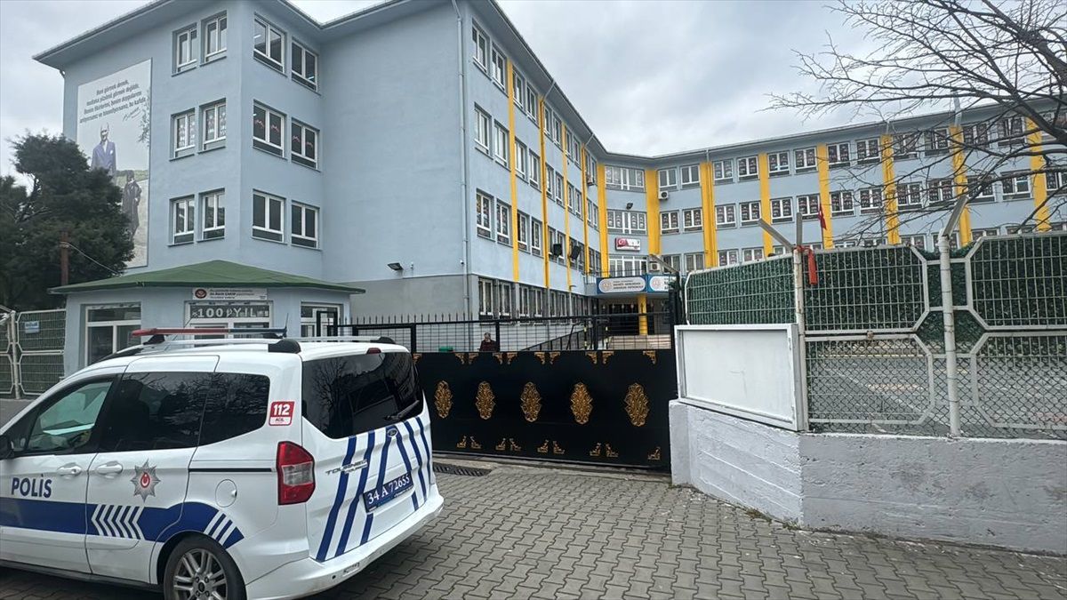 Büyükçekmece\'de Okul Müdürü Öğrenci ve Veliyi Darbetti, Gözaltına Alındı