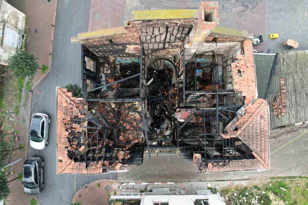 Büyükçekmece\'de 121 Yıllık Tarihi Bina Yangında Yok Oldu