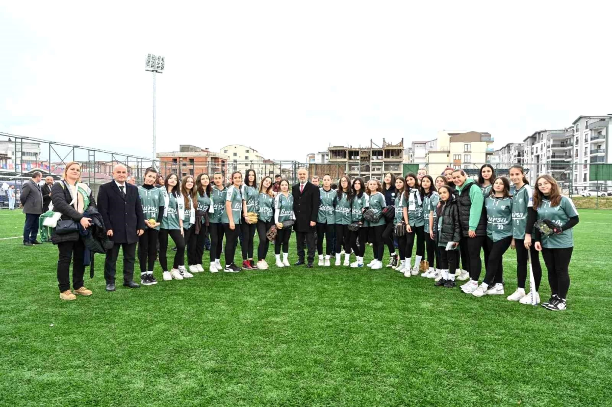 Bursa\'da Akçalar Mahallesi\'ne futbol sahası açıldı