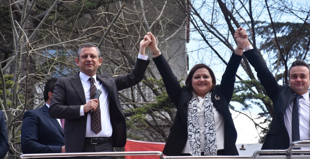CHP Genel Başkanı Özgür Özel, Afyonkarahisar\'da Burcu Köksal\'ı belediye başkanı olarak tanıttı