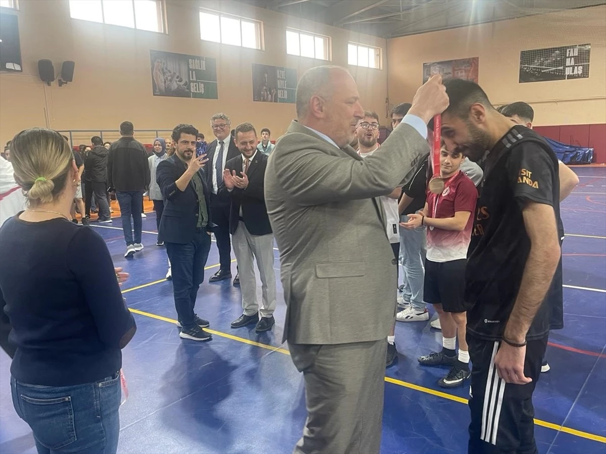 Çınarcık Belediye Başkanı Numan Soyer, Üniversite Futsal Turnuvası Finalinde Öğrencilerle Buluştu