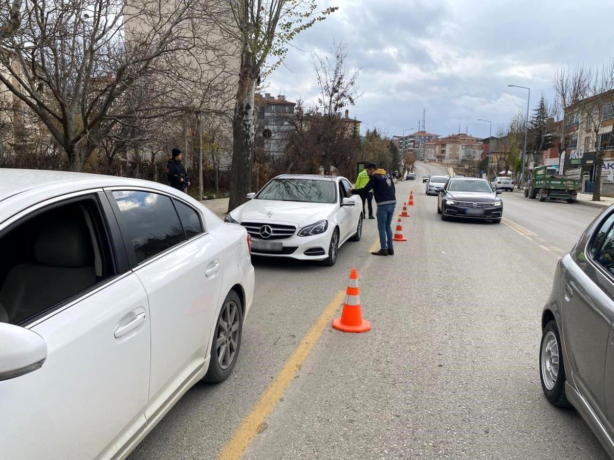 Çorum\'da polis ekipleri tarafından yapılan şok uygulamalarda 5 kişi yakalandı
