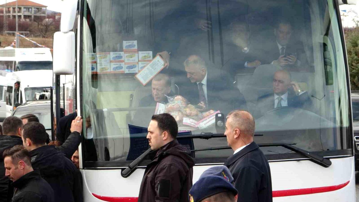 Malatya\'ya gelen Cumhurbaşkanı Erdoğan\'a vatandaşlardan yoğun ilgi