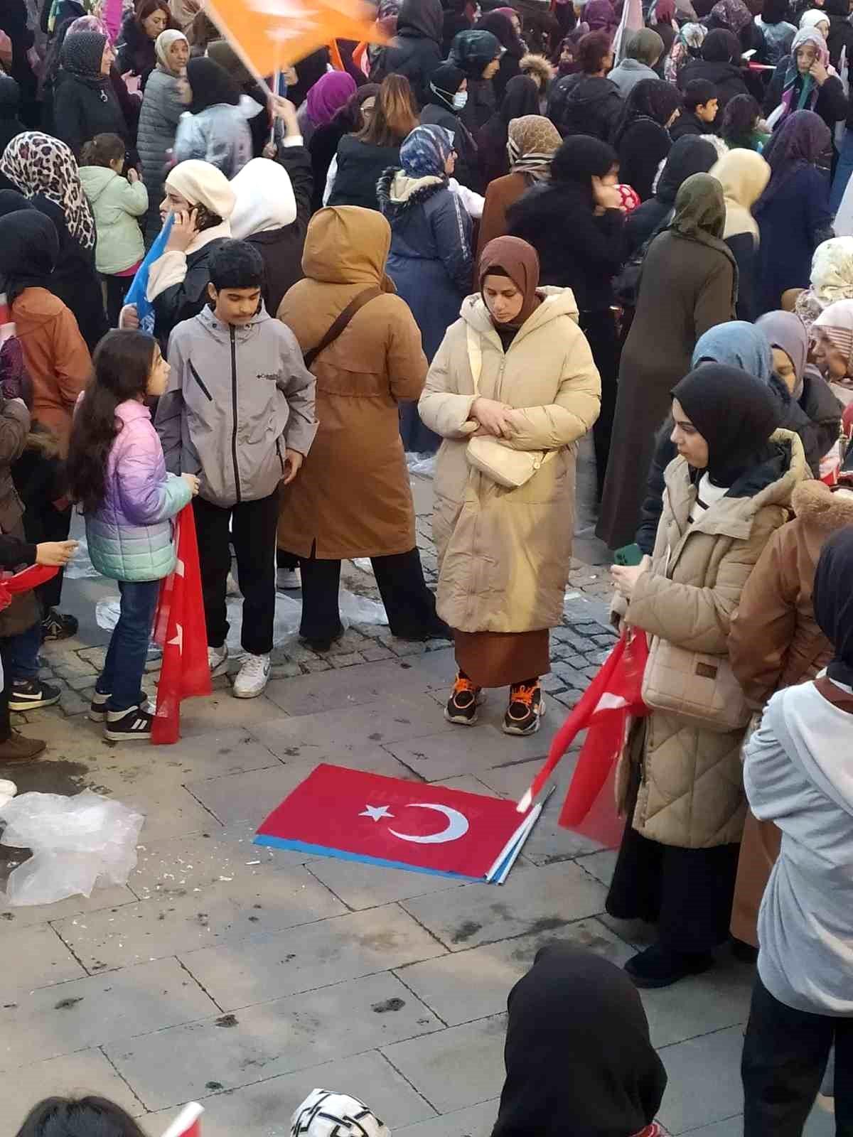 Elazığ\'da Cumhurbaşkanı konuşurken bir kadın Türk bayrağı önünde namaz kıldı