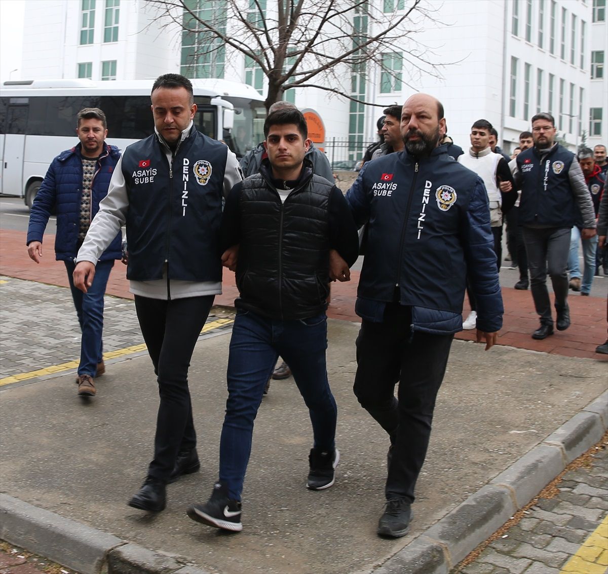 Denizli\'de Pamukkale Üniversitesi Hastanesi kafeteryasında silahlı saldırıya ilişkin 3 şüpheli tutuklandı