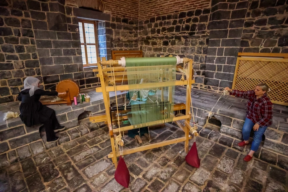 Diyarbakır\'da kadın kursiyerler, ipek dokuma tezgahlarını 457 yıllık hamama kurdu
