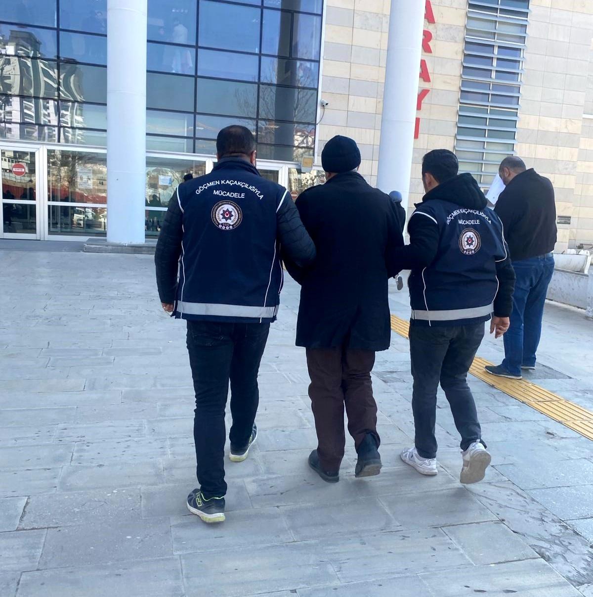 Elazığ\'da para karşılığı kaçak göçmenleri naklettiği tespit edilen şüpheli tutuklandı