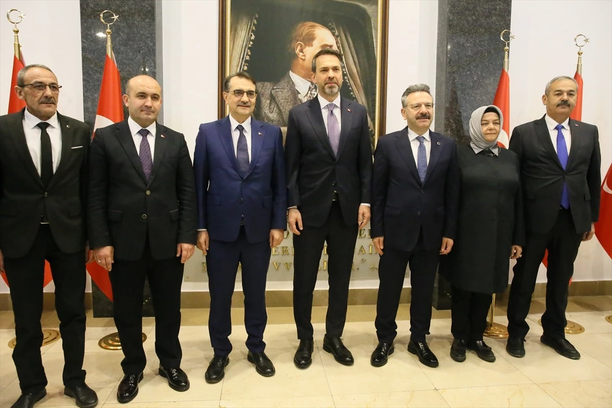 Enerji Bakanı Bayraktar, Eskişehir\'de ziyaretlerde bulundu