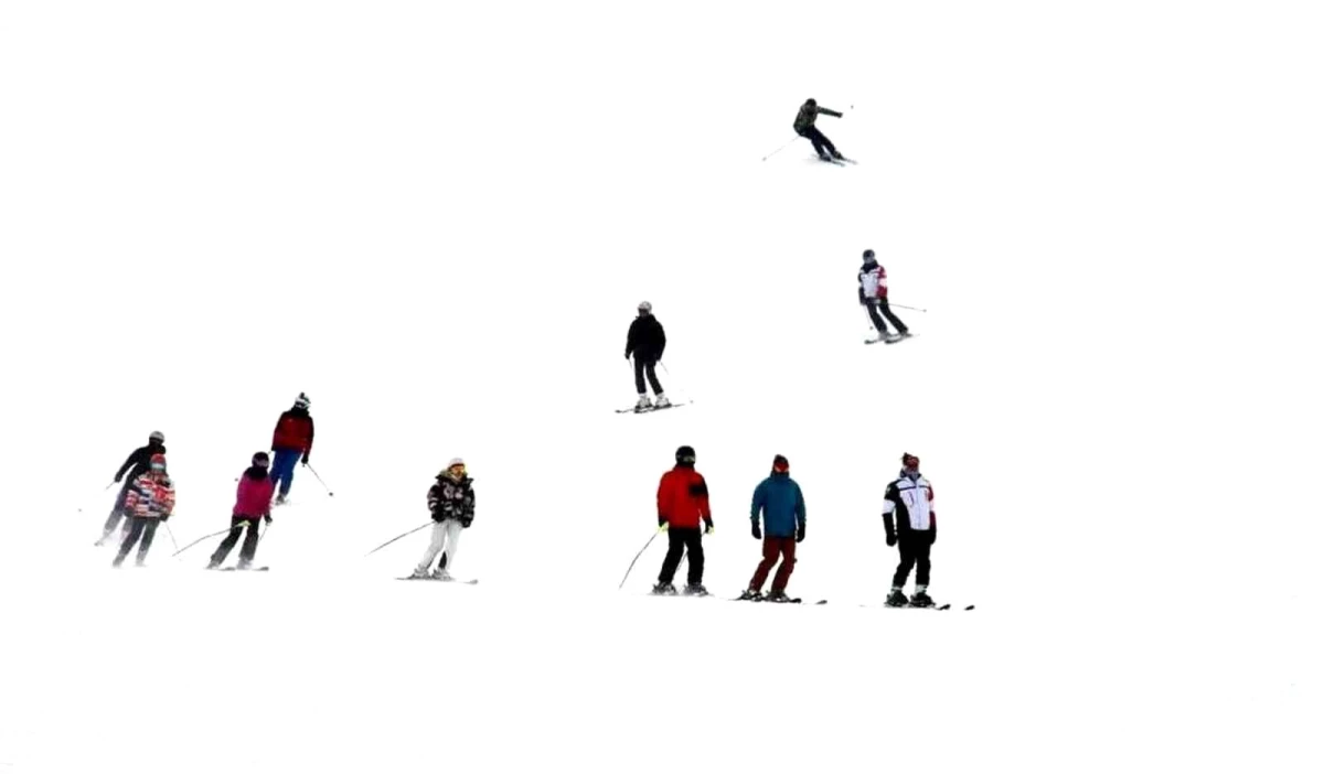 Erzincan\'da Ergan Dağı Kayak Merkezi\'nde Sezon Devam Ediyor