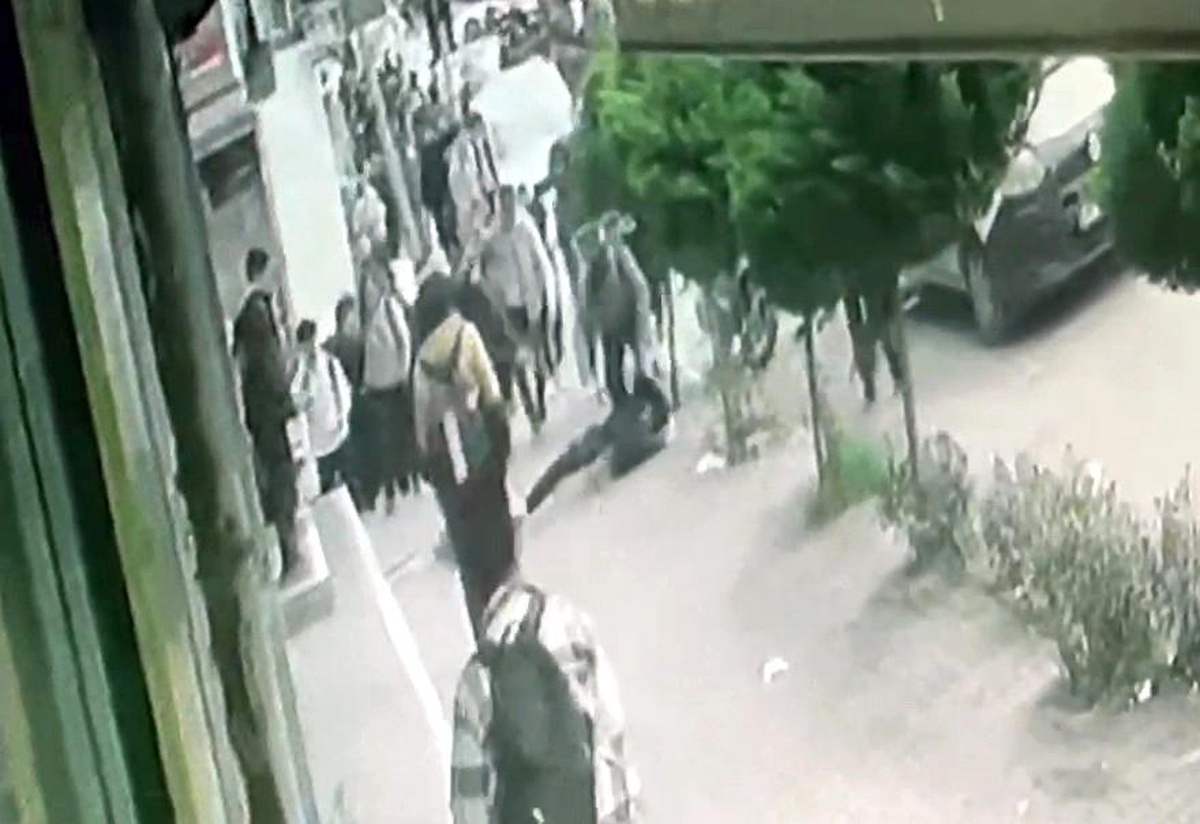 Esenyurt\'ta bir lise çıkışında öğrenciler arasında çıkan bıçaklı kavgada 1 kişi yaralandı