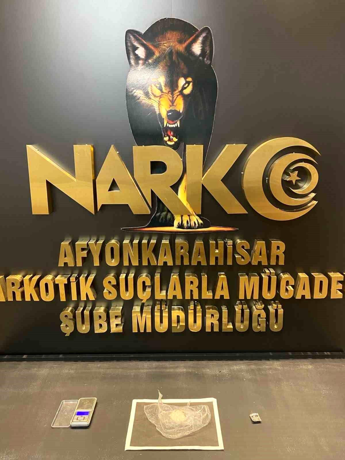Eskişehir\'den Afyonkarahisar\'a uyuşturucu getiren 3 kişi yakalandı