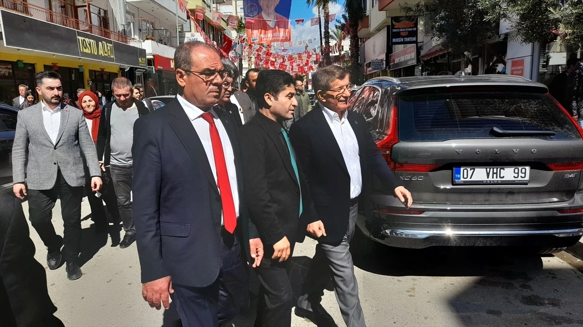 Ahmet Davutoğlu, Kumluca\'da esnaf ziyaretinde bulundu