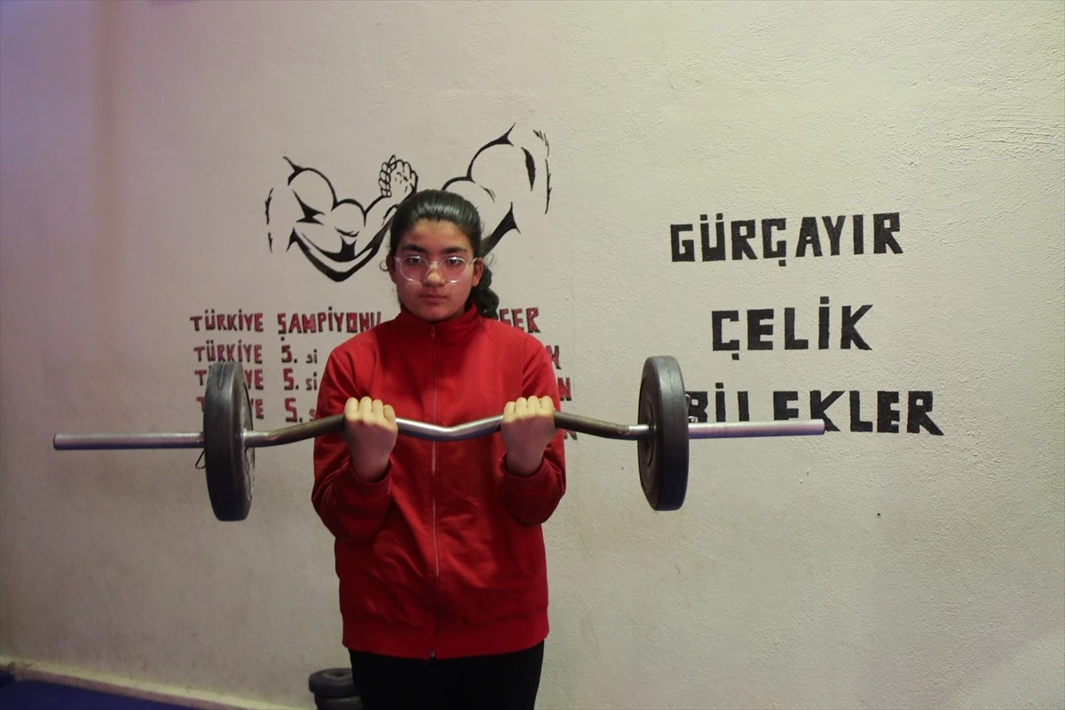 Gürçayır Ortaokulu Öğrencileri Bilek Güreşi Şampiyonasında Sivas\'ı Temsil Edecek
