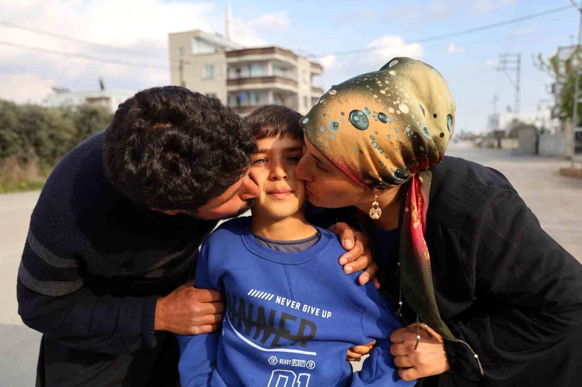 Adana\'da doğuştan çift renkli gözlü çocuk görenleri hayrete düşürüyor