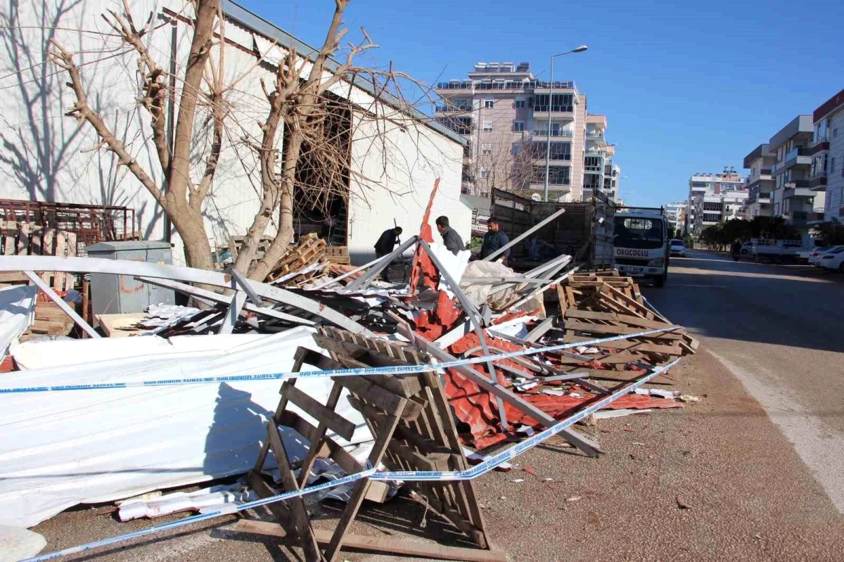 Antalya Kumluca\'da Meydana Gelen Hortum Felaketinin Ardından İş Yeri Çalışanları Zarar Gören Eşyalarını Topladı