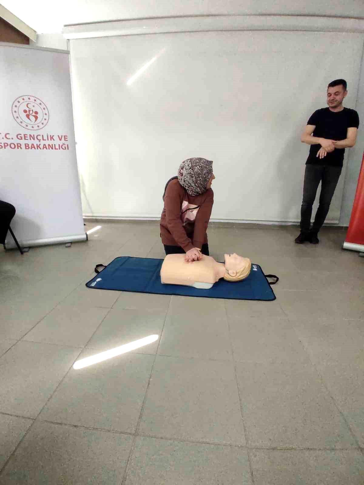 Bilecik Gençlik ve Spor İl Müdürlüğü\'nde Temel İlk Yardım Eğitimi Verildi