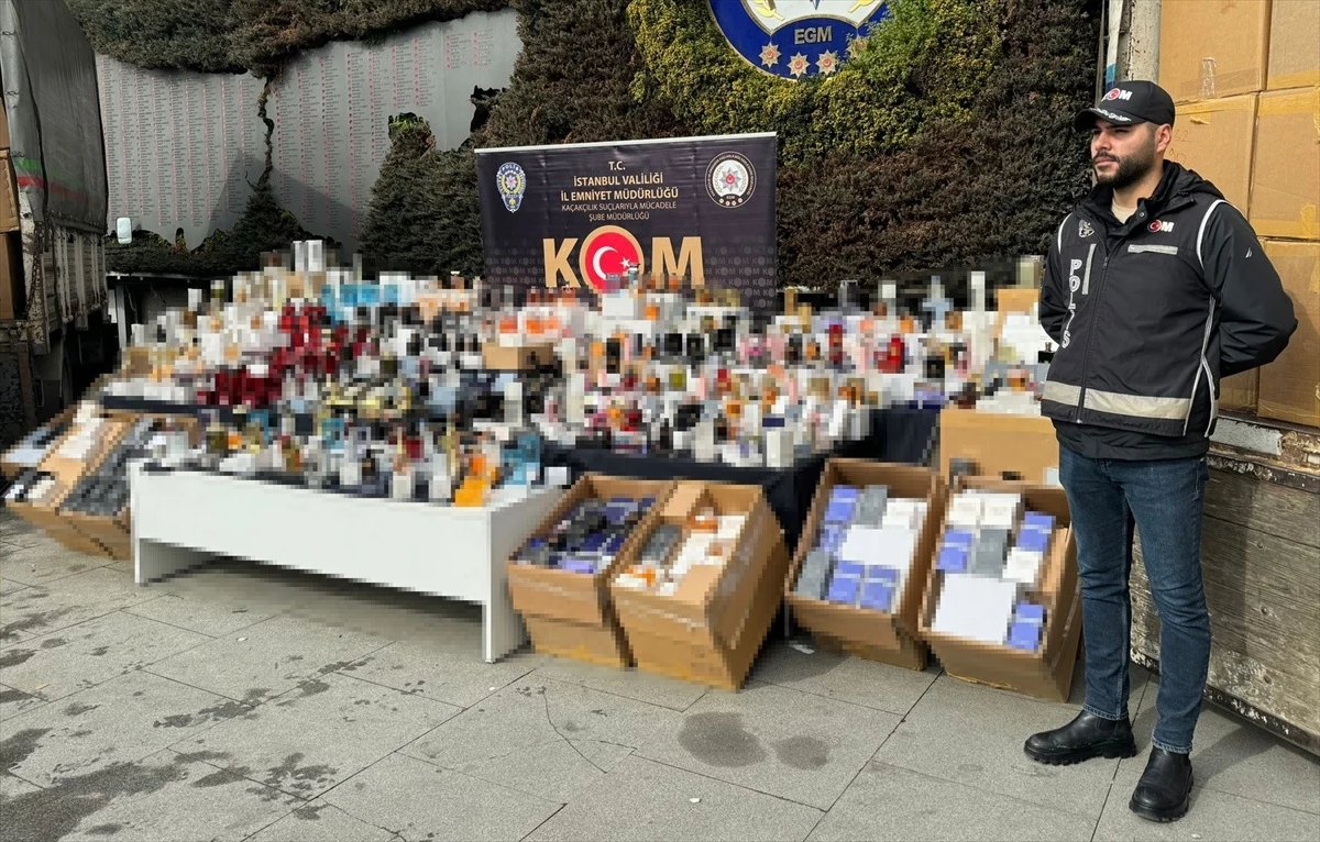 İstanbul\'da düzenlenen kaçakçılık operasyonunda 129 bin 386 şişe parfüm ele geçirildi