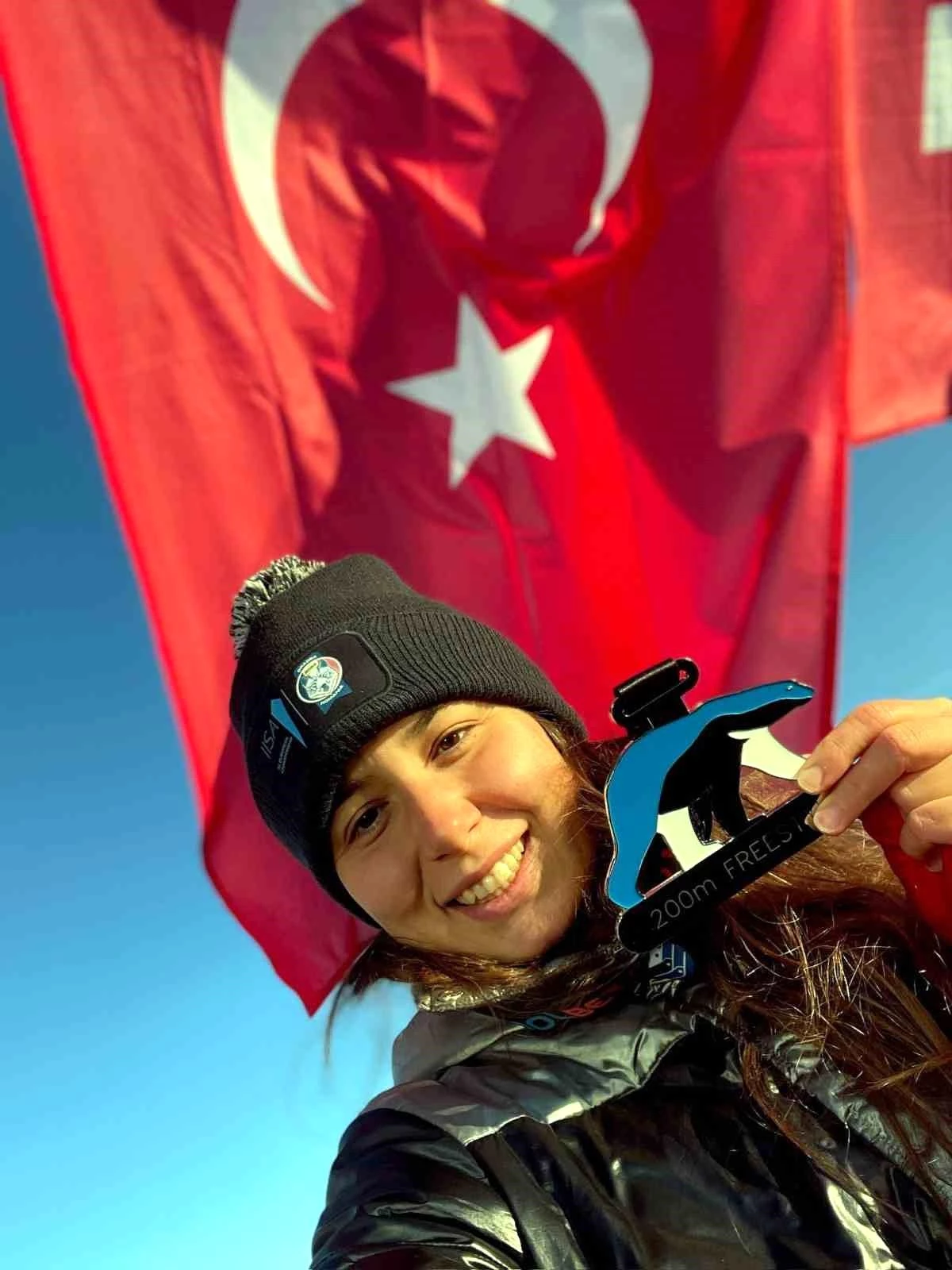 İzmirli Yüzücü Bengisu Avcı, Buz Yüzme Dünya Şampiyonası\'nda Altın Madalya Kazandı