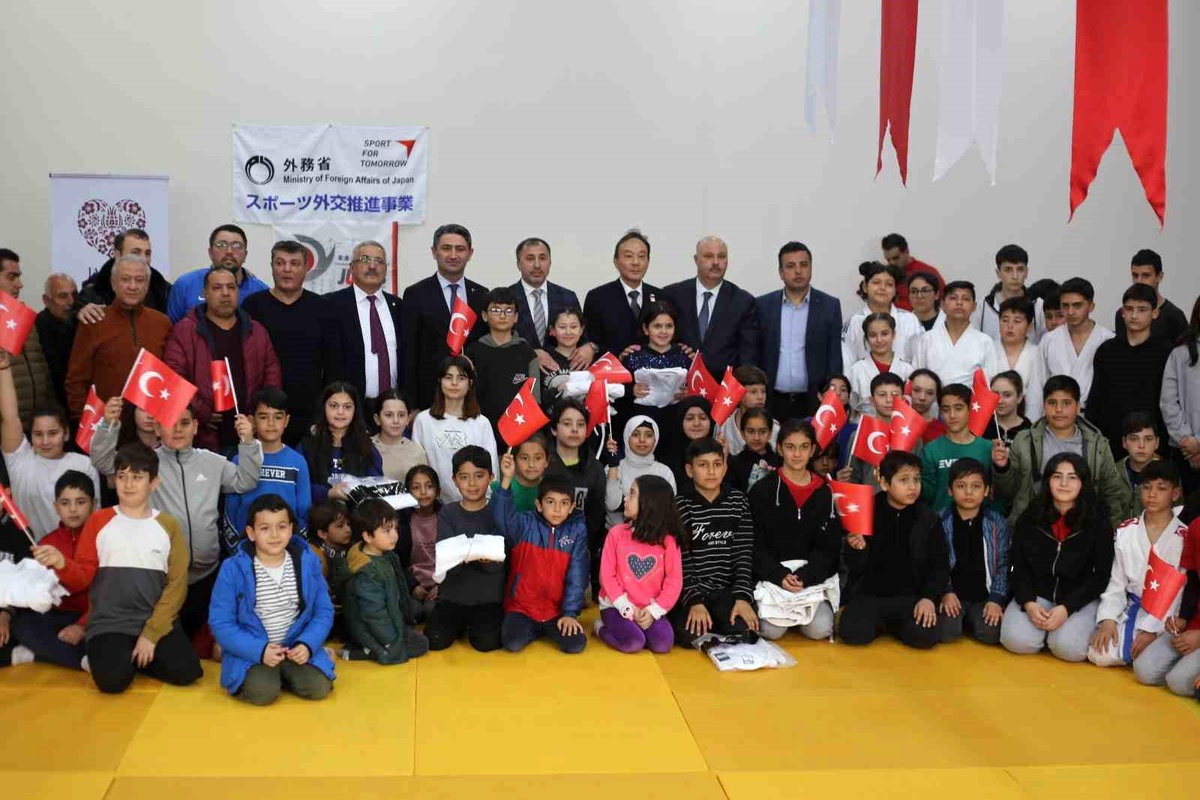 Japonya Büyükelçisi, depremzede judo sporcularına malzeme desteği sağladı