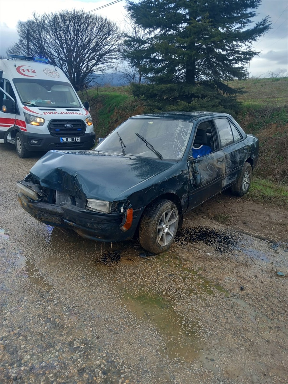 Karabük\'te otomobilin ağaca çarpması sonucu 3 kişi yaralandı