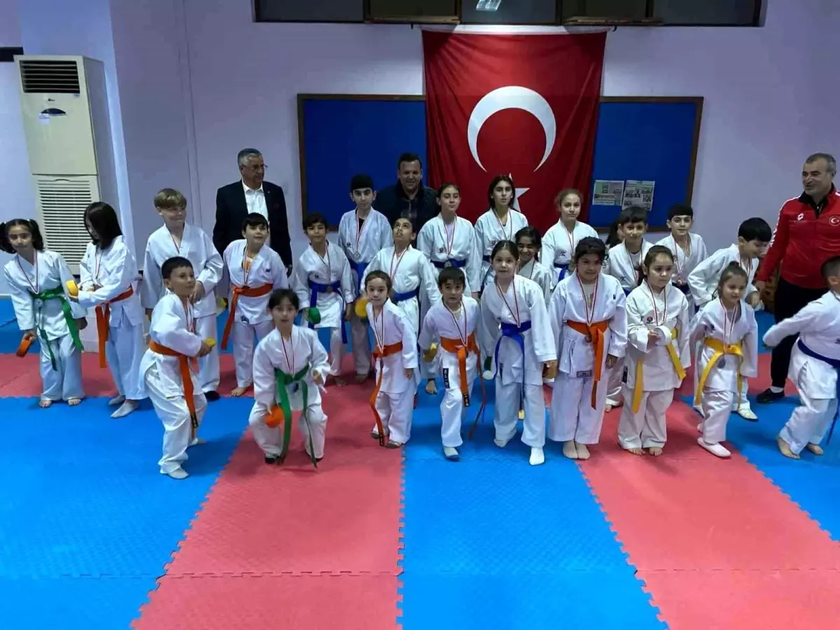 Kemer Belediyesi Karate Takımı\'nda Kuşak Töreni